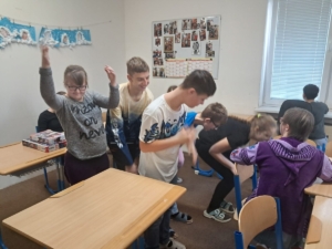 Hraní si s barevnými kostkami, stolní hra Dobble, autíčka, puzzle, Lego, prohlížení si knížek, kreslení obrázků