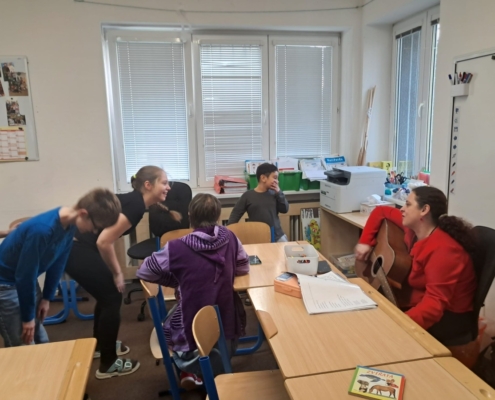 Hraní si s barevnými kostkami, stolní hra Dobble, autíčka, puzzle, Lego, prohlížení si knížek, kreslení obrázků