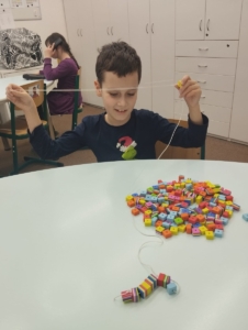 Hraní si s barevnými kostkami, stolní hra Dobble, autíčka, puzzle, Lego, prohlížení si knížek, kreslení obrázků