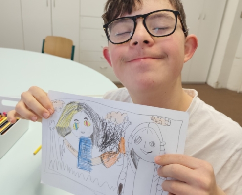 Hraní si s barevnými kostkami, stolní hra Dobble, autíčka, puzzle, Lego, prohlížení si knížek, kreslení obrázků