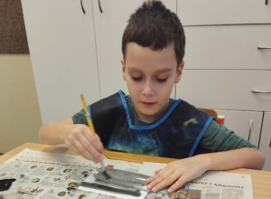 Dnes jsme si ve výtvarné výchově vyzkoušeli stínování