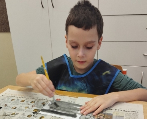 Dnes jsme si ve výtvarné výchově vyzkoušeli stínování