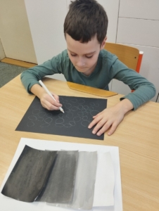 Dnes jsme si ve výtvarné výchově vyzkoušeli stínování
