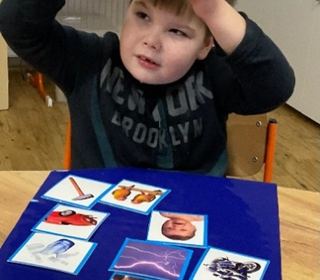 kluby zaměřené na rozvoj smyslového vnímání a osvojení pojmu