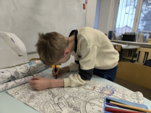 Maxiomalovánky s různými tématy vesmír a les, pastelky