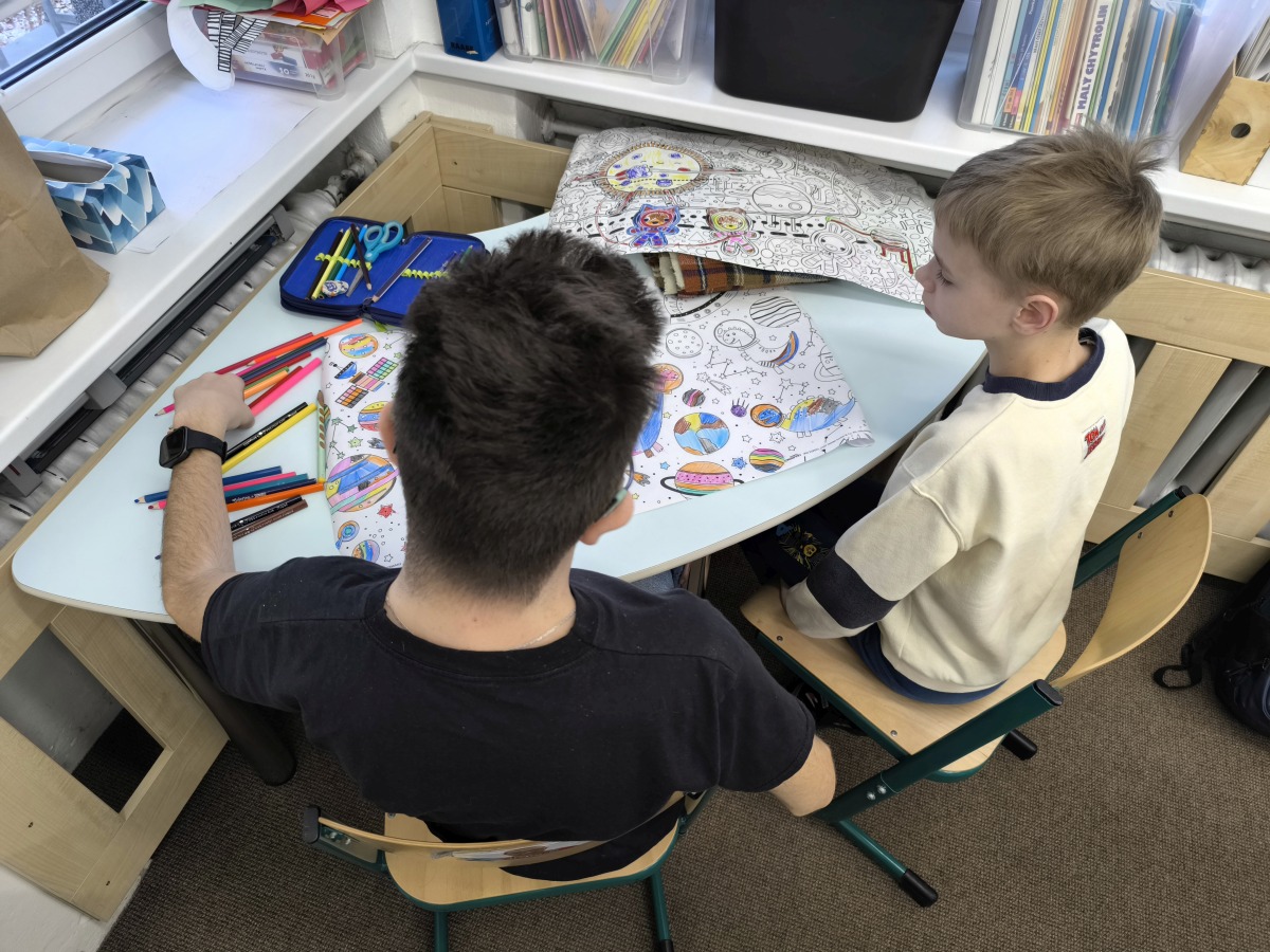 Maxiomalovánky s různými tématy vesmír a les, pastelky