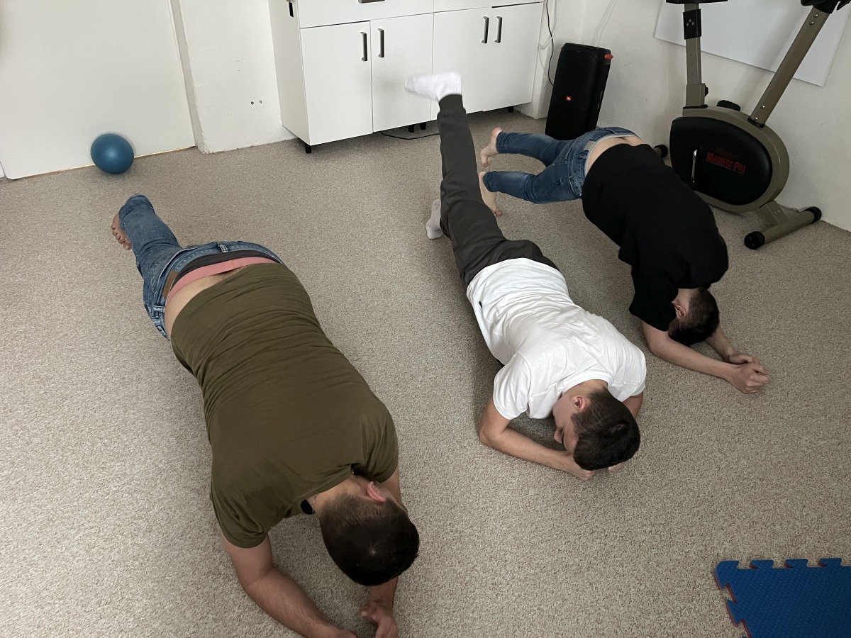 Zpevněni core, posilovaní s vlastní vahou a salto mortale