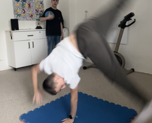 Zpevněni core, posilovaní s vlastní vahou a salto mortale