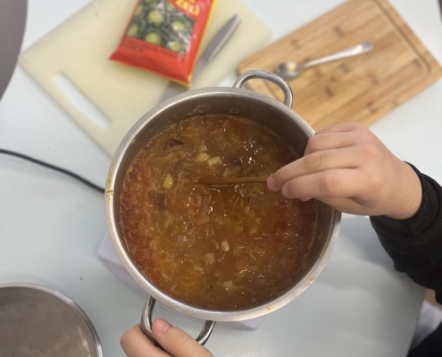 Dnes třída E vařila zelňačku