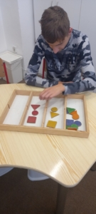 jsme v zálesáckém kroužku třídili geometrické tvary po slepu