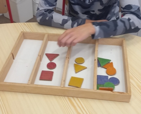 jsme v zálesáckém kroužku třídili geometrické tvary po slepu