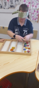 jsme v zálesáckém kroužku třídili geometrické tvary po slepu