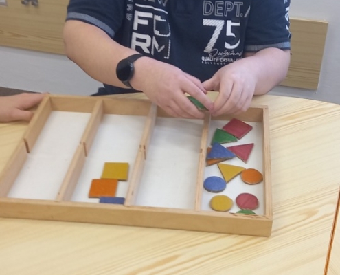 jsme v zálesáckém kroužku třídili geometrické tvary po slepu