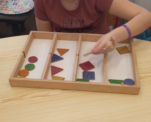 jsme v zálesáckém kroužku třídili geometrické tvary po slepu