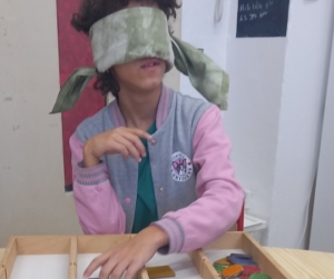 jsme v zálesáckém kroužku třídili geometrické tvary po slepu