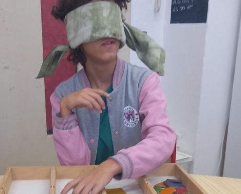 jsme v zálesáckém kroužku třídili geometrické tvary po slepu