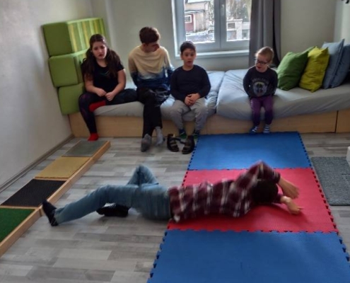 třída si zpestřila páteční chvíle a proměnila se na různá sportovní stanoviště