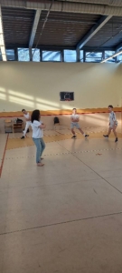 Házeni kroužků na kužely. Nakonec náš oblíbený fotbal