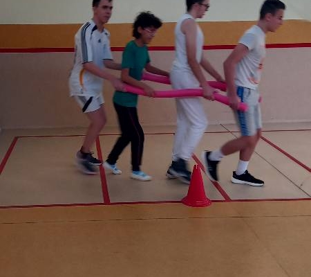 Házeni kroužků na kužely. Nakonec náš oblíbený fotbal