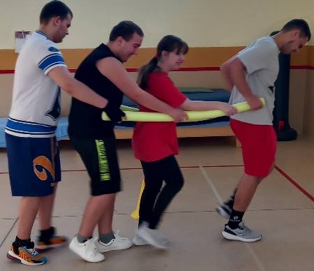 Házeni kroužků na kužely. Nakonec náš oblíbený fotbal