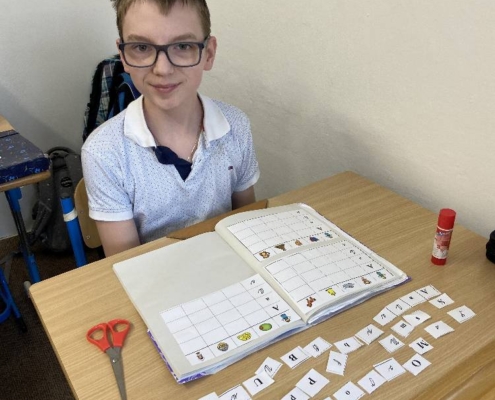 procvičování čtení, hra s písmenky, stříhání, skládání slabik a slov