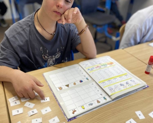 procvičování čtení, hra s písmenky, stříhání, skládání slabik a slov