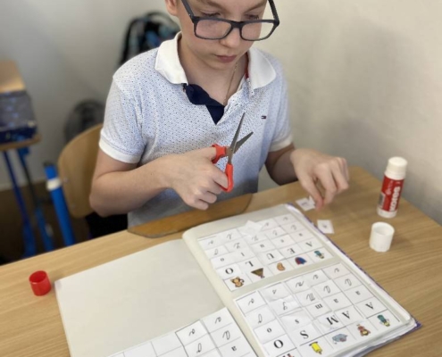 procvičování čtení, hra s písmenky, stříhání, skládání slabik a slov