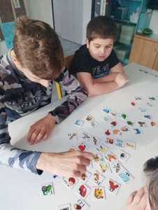 výuka, zahráli několik her, zatančili jsme si a vyrazili jsme na procházku