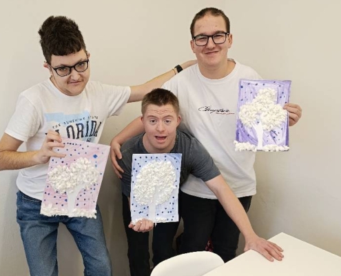 Práce s pastelkami, temperami a ubrouskem