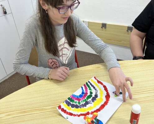 vyráběli duhu na papír pomocí prstů a barev