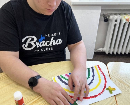 vyráběli duhu na papír pomocí prstů a barev