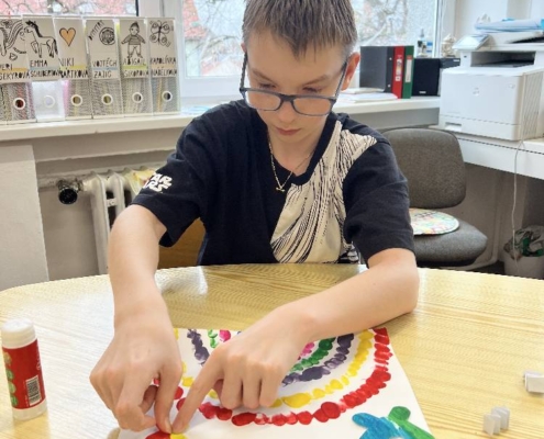 vyráběli duhu na papír pomocí prstů a barev