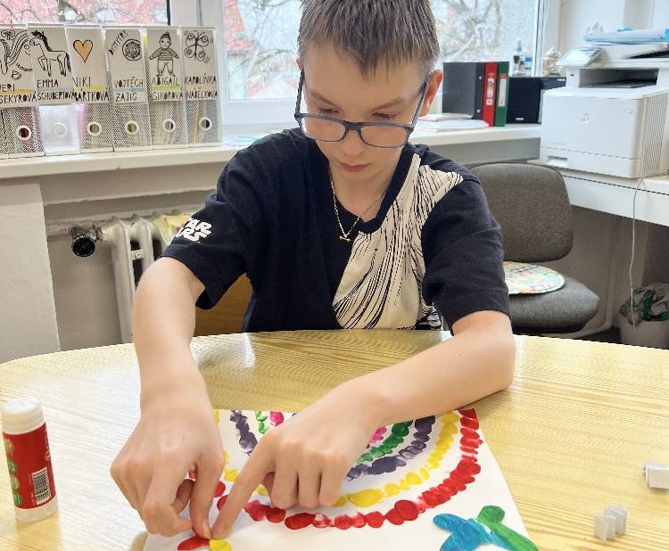 vyráběli duhu na papír pomocí prstů a barev