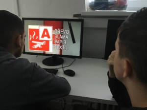 Učíme se číst s porozuměním, ti starší procvičují správnou gramatiku, počítáme s přirozenými
