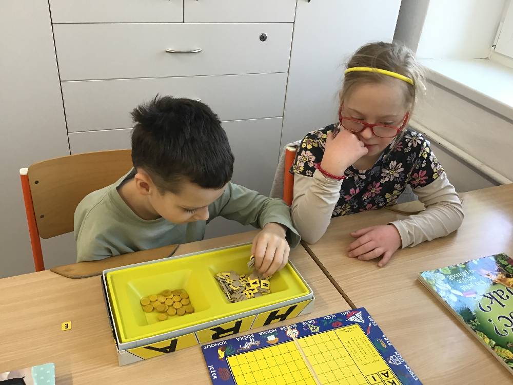 Učíme se číst s porozuměním, ti starší procvičují správnou gramatiku, počítáme s přirozenými