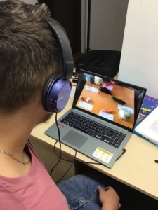 Učíme se číst s porozuměním, ti starší procvičují správnou gramatiku, počítáme s přirozenými