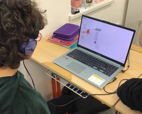 Učíme se číst s porozuměním, ti starší procvičují správnou gramatiku, počítáme s přirozenými