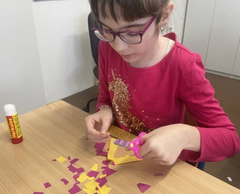 Těšíme se na jaro, tak jsme si vyrobili kytičky