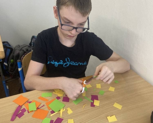 Těšíme se na jaro, tak jsme si vyrobili kytičky