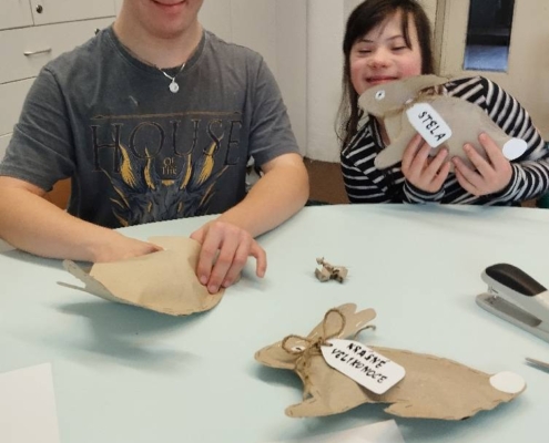 V družině jsme s dětmi vyráběli papírové králíčky