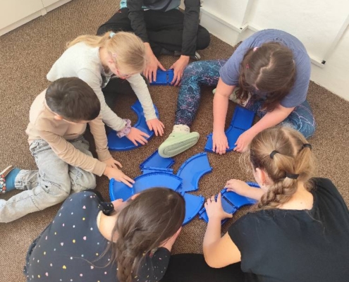 v kroužku Deskových her hráli cvrnkací hru