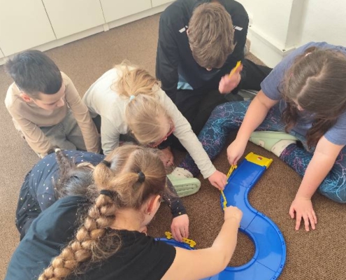 v kroužku Deskových her hráli cvrnkací hru