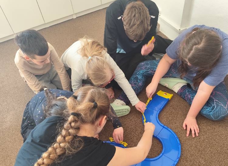 v kroužku Deskových her hráli cvrnkací hru