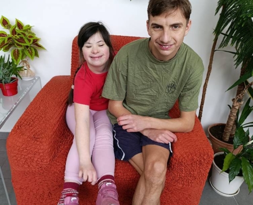 začali protažením celého těla a potom jsme pracovali s padákem