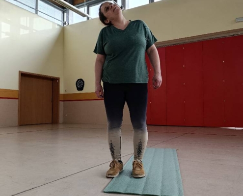 začali protažením celého těla a potom jsme pracovali s padákem