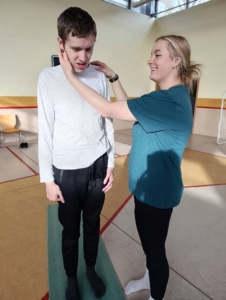 začali protažením celého těla a potom jsme pracovali s padákem