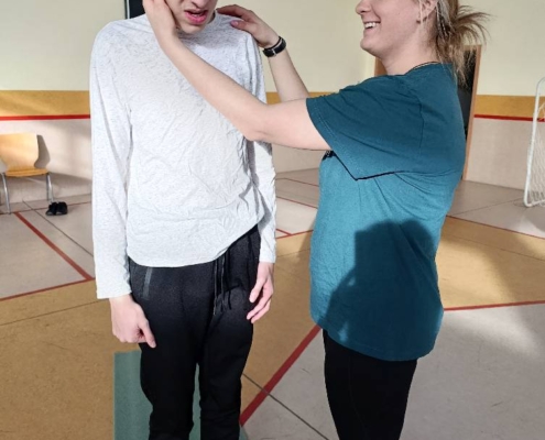 začali protažením celého těla a potom jsme pracovali s padákem