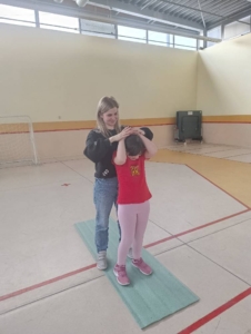 začali protažením celého těla a potom jsme pracovali s padákem