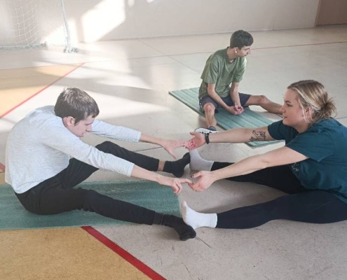 začali protažením celého těla a potom jsme pracovali s padákem