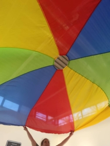 začali protažením celého těla a potom jsme pracovali s padákem